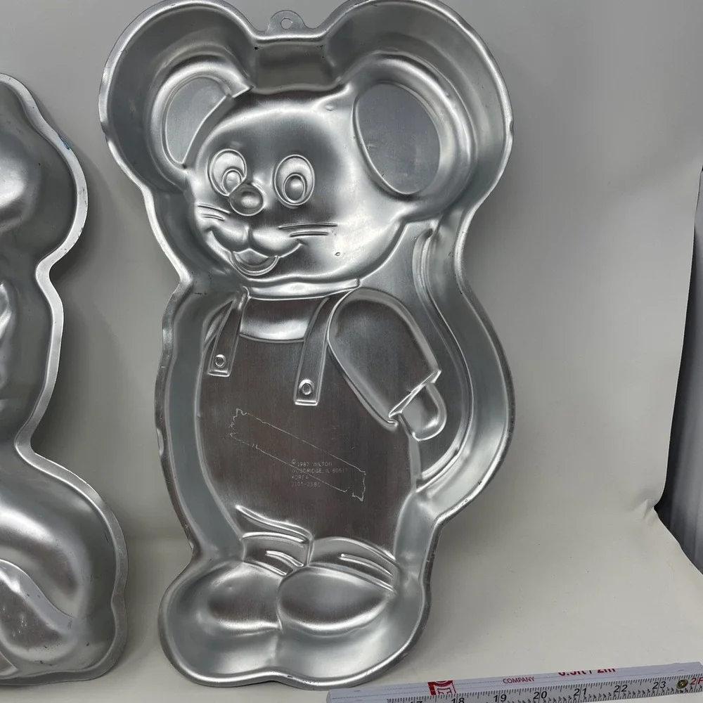 Lot Of 2 Wilton Cake Pans Puppy Dog with Frisbee And Mouse